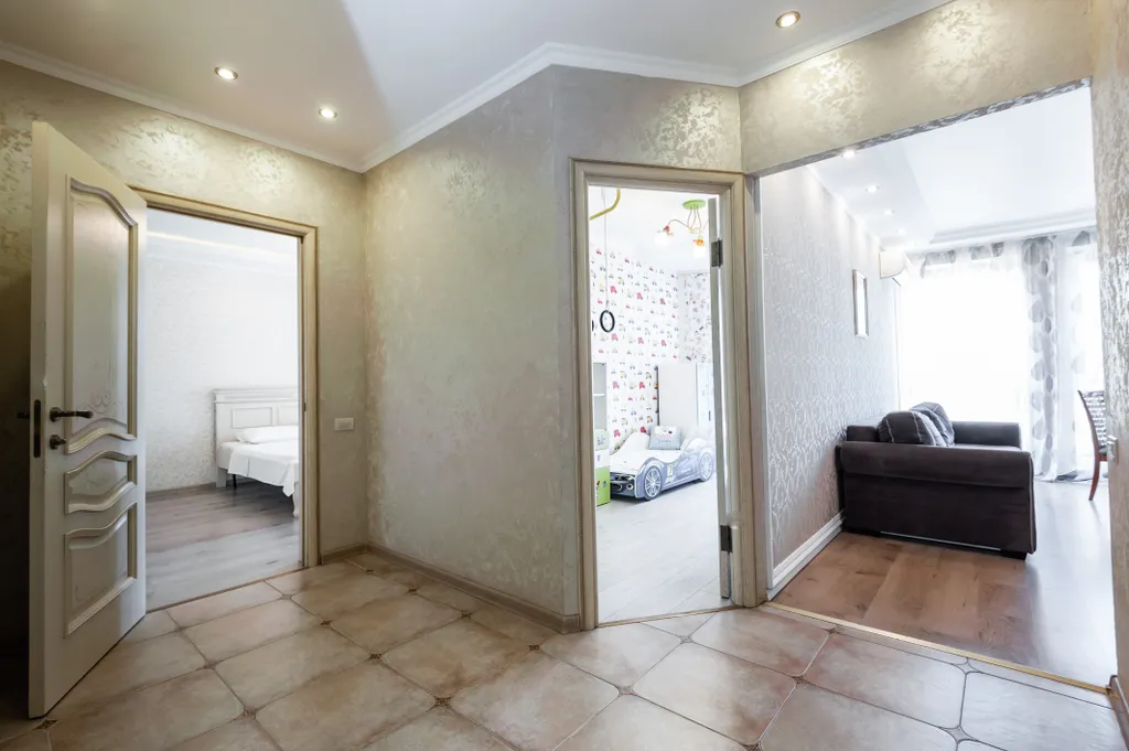 Просторная 3-кoмнатная квapтиpa с панорамными окнами в тихом центре