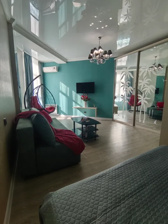 Евротрешка на берегу моря