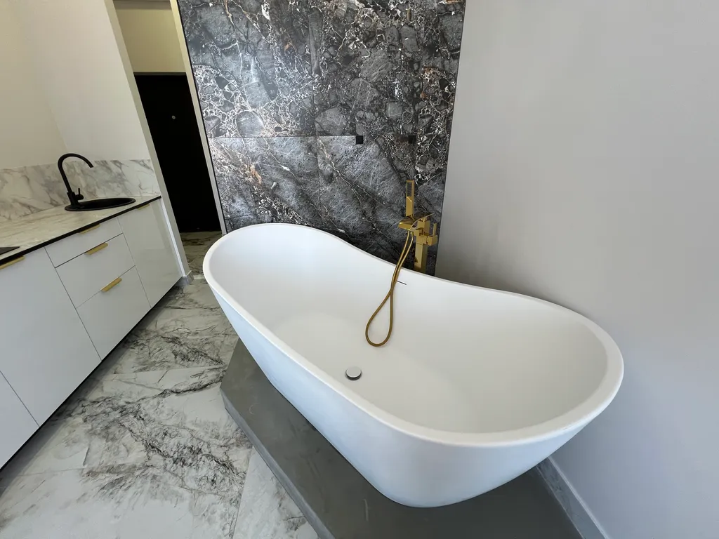 Шикарная студия с панорамой и красивой ванной