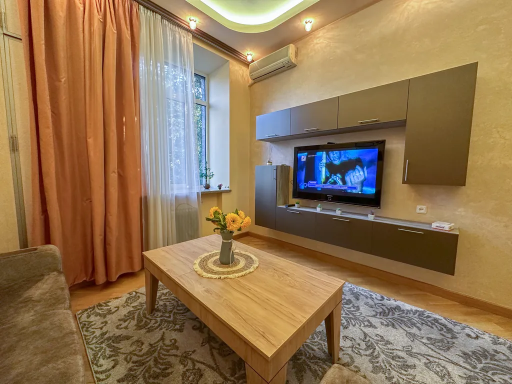 В центре под рукой все событие