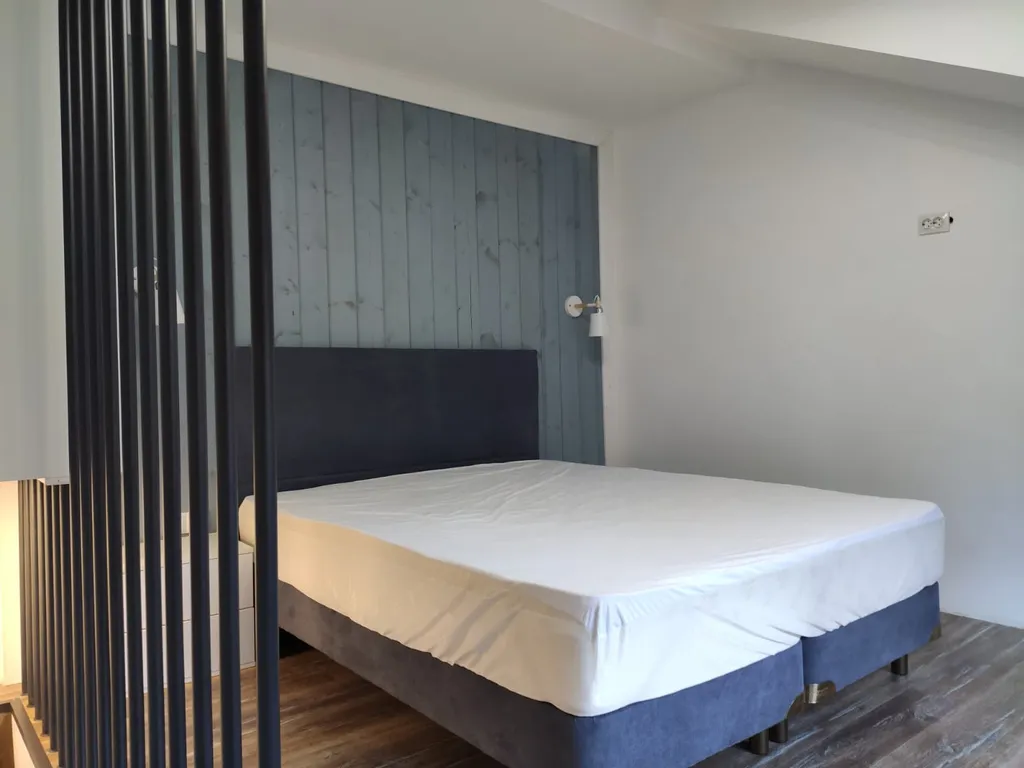 Танхаус камином трёхэтажный, с балконом, 3 комнаты не изолированные.