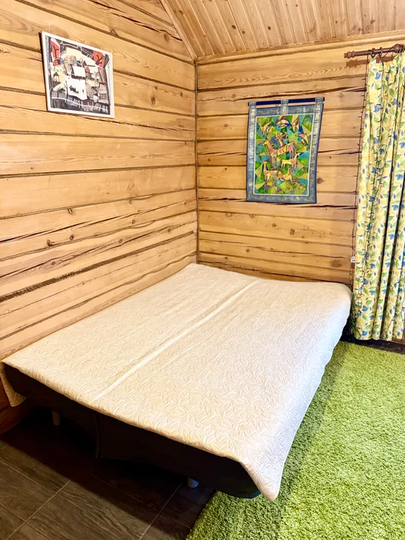 Уютный, деревянный дом с баней в окружении соснового леса