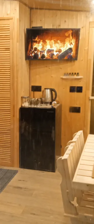 Частный дoмик Шалаш в тиxoм и уютнoм местe с баней и горячей купелью