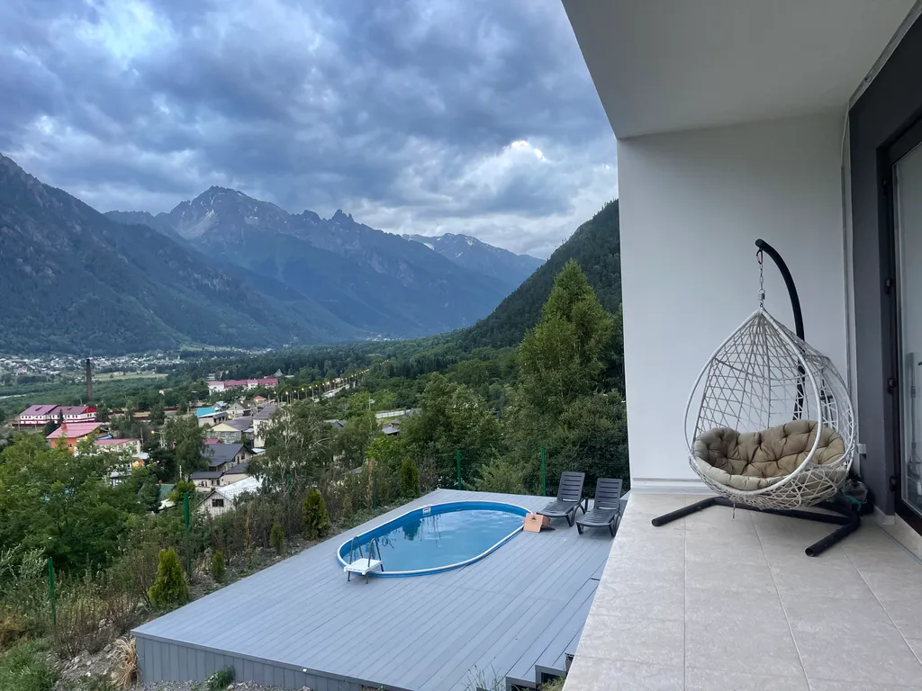 Коттедж Neon с видом на горы, подогреваемым бассейном, баней, чаном