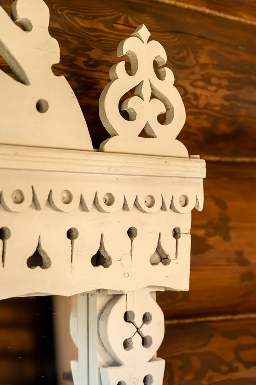 Сруб на окраине деревни