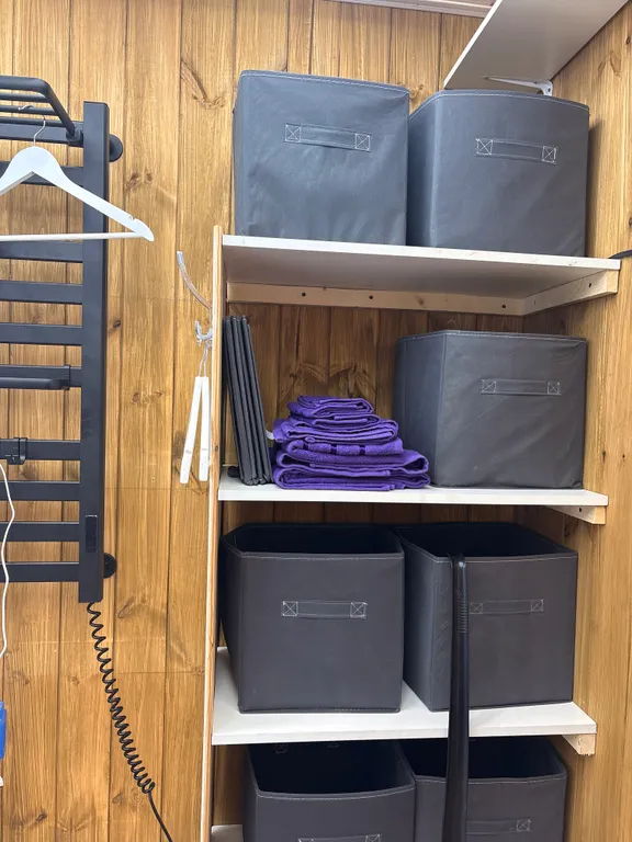 Дом с видом на горы в елочках