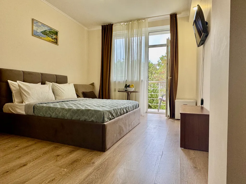 Квартира Трёхместная с балконом комната в доме — Севастополь