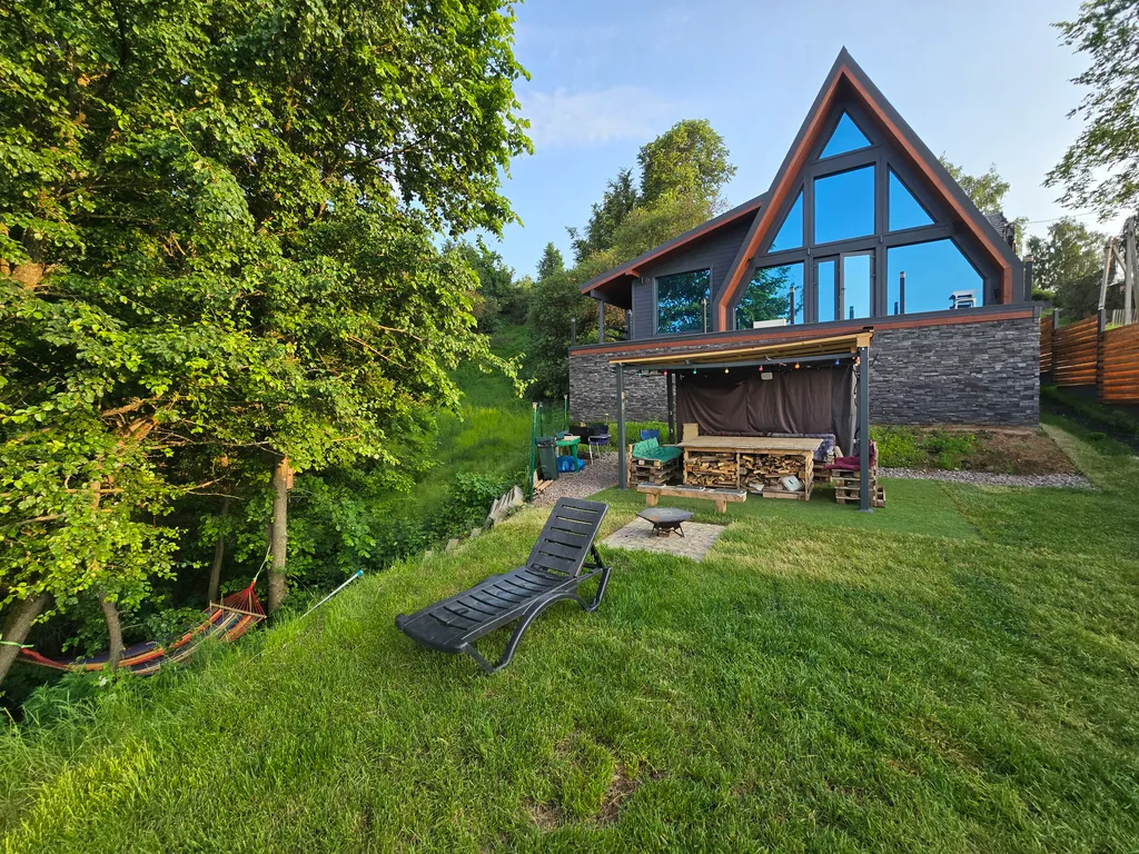 Дом у пруда