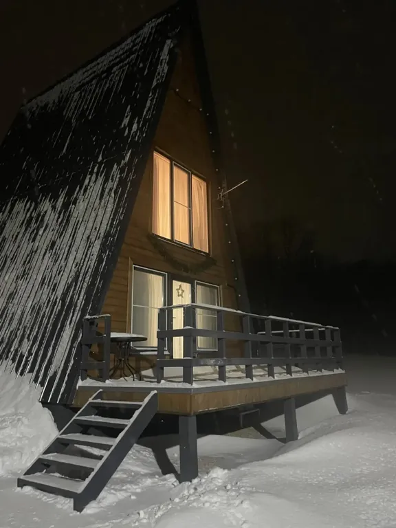 Уютный дом a-frame на окраине леса