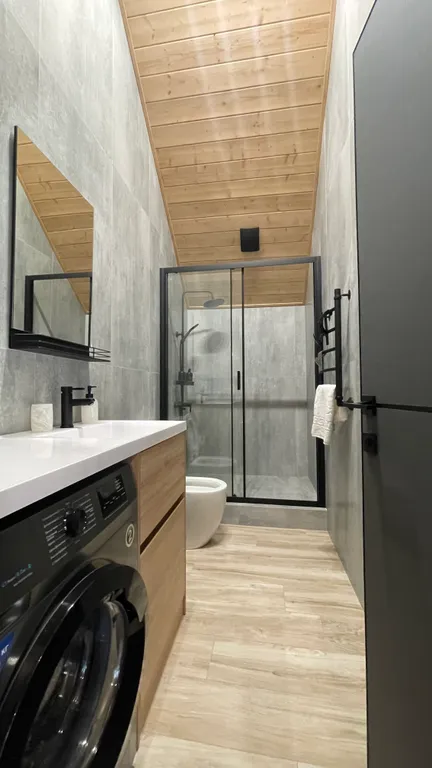 Комфортные номера с витражными окнами и балконом