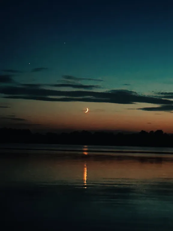 Двухэтажный дом на берегу реки Волга