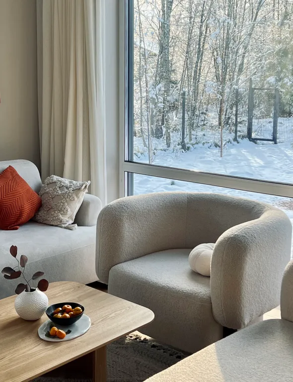 Новый стильный дом с зоной SPA, камином и красивым садом у леса