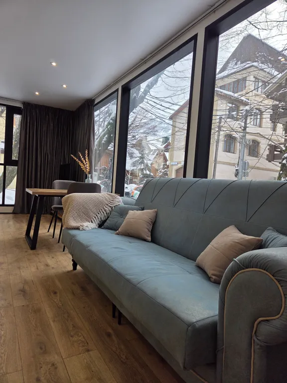 Новый дом с панорамными окнами у леса, в 5 минутах до канатных дорог