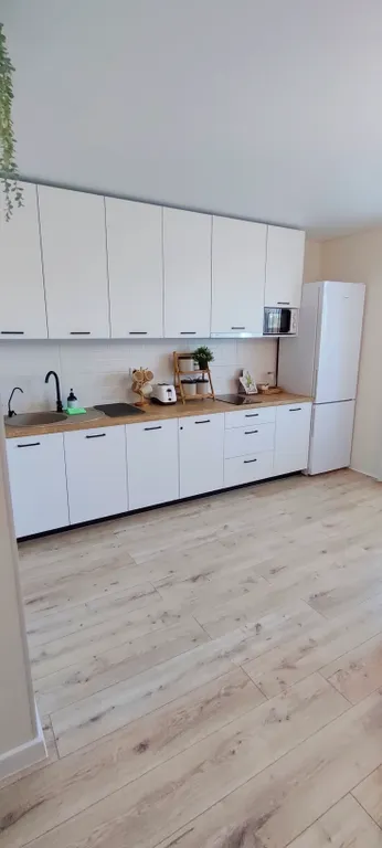 Просторная квартира с отдельной спальней недалеко от МНТК