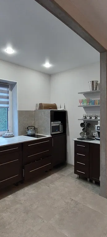 Уютный дом в черте города для комфортного отдыха в лесной местности