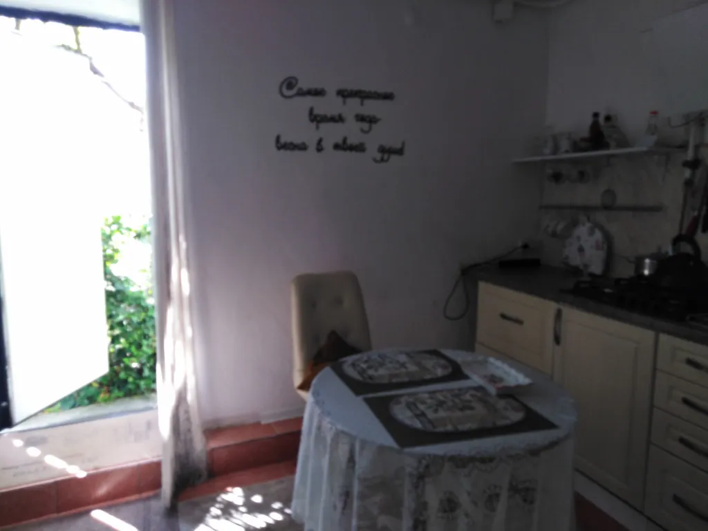 Первый этаж дома с отдельным входом и небольшим двориком