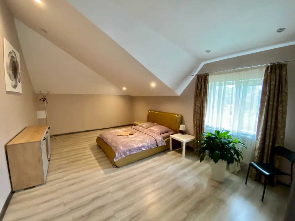 Стильный коттедж с панорамным остеклением у озера