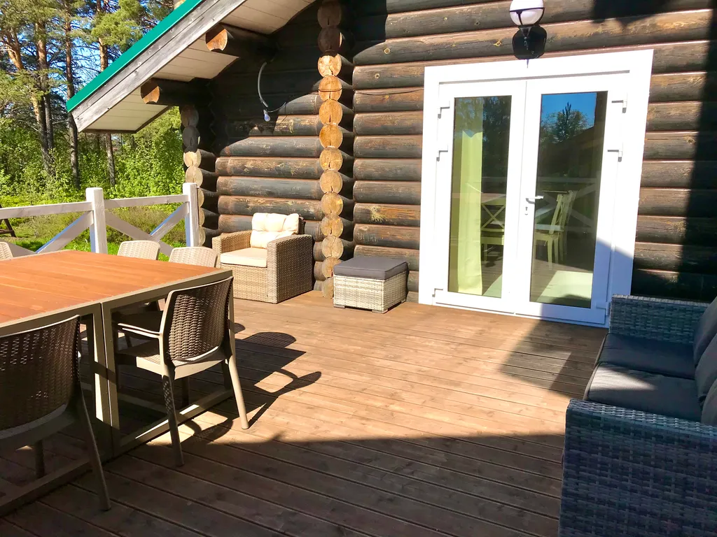 Дом на скале с видом на озеро