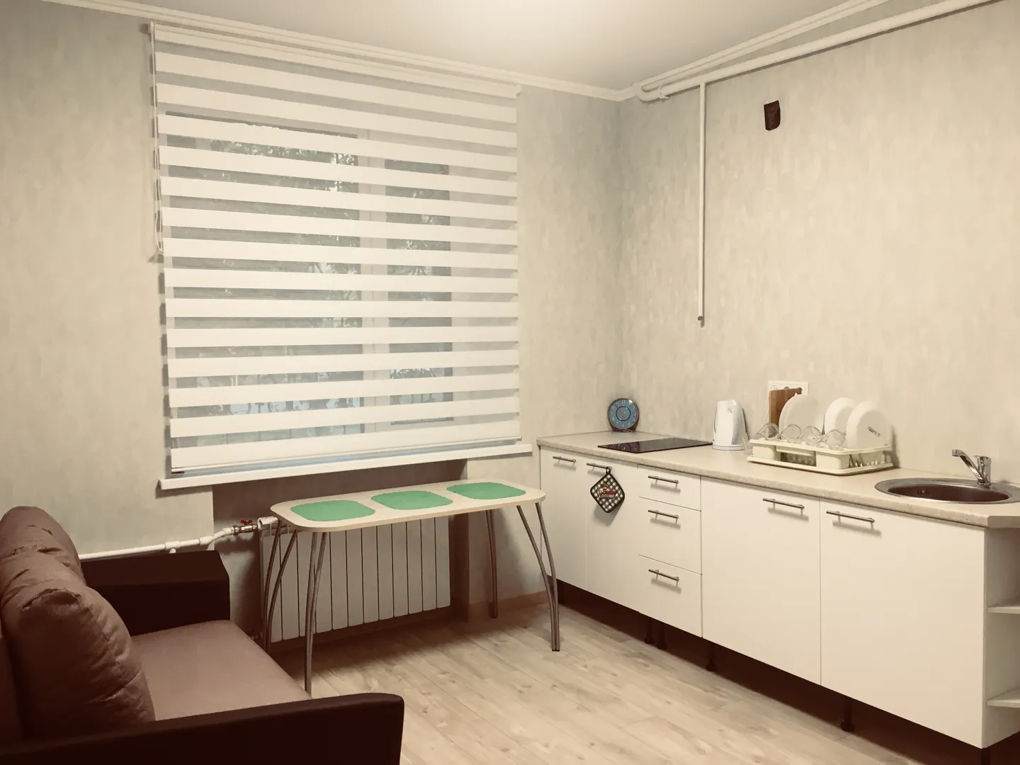 Студия с диваном-кроватью, столом и кухонной зоной в Спальня+студия Ленина 73