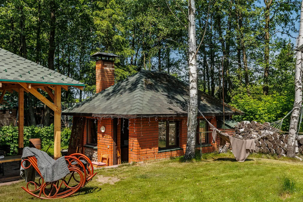 Современный дом с бассейном и сауной для большой компании