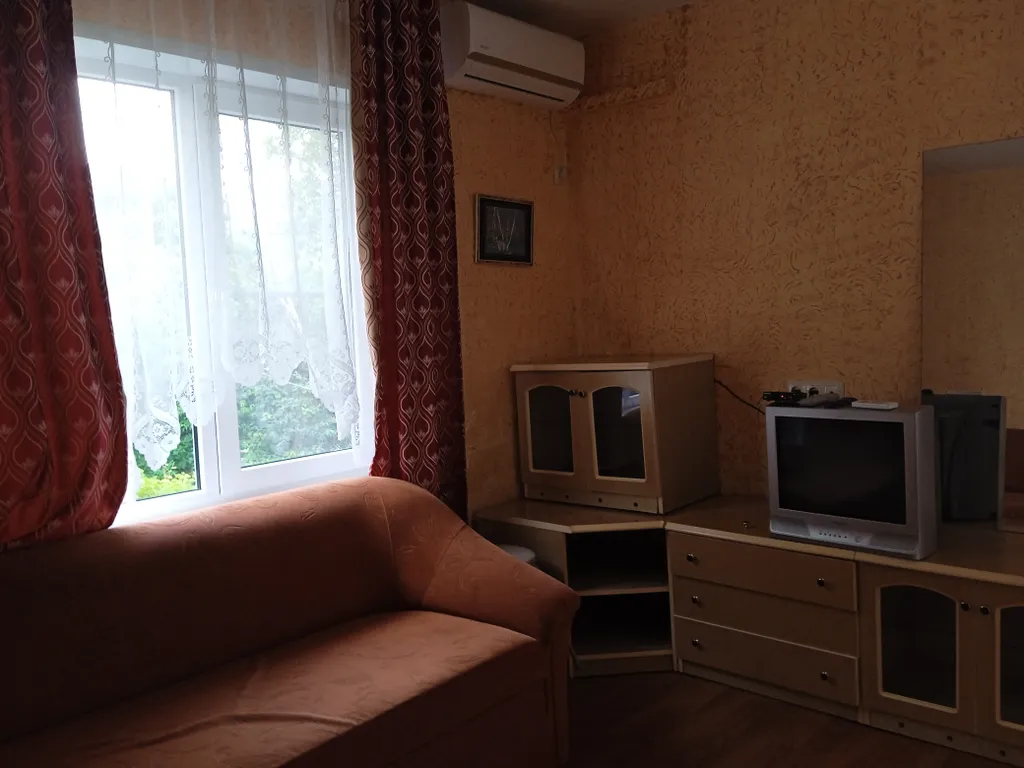 Уютный домик у реки с видом на горы