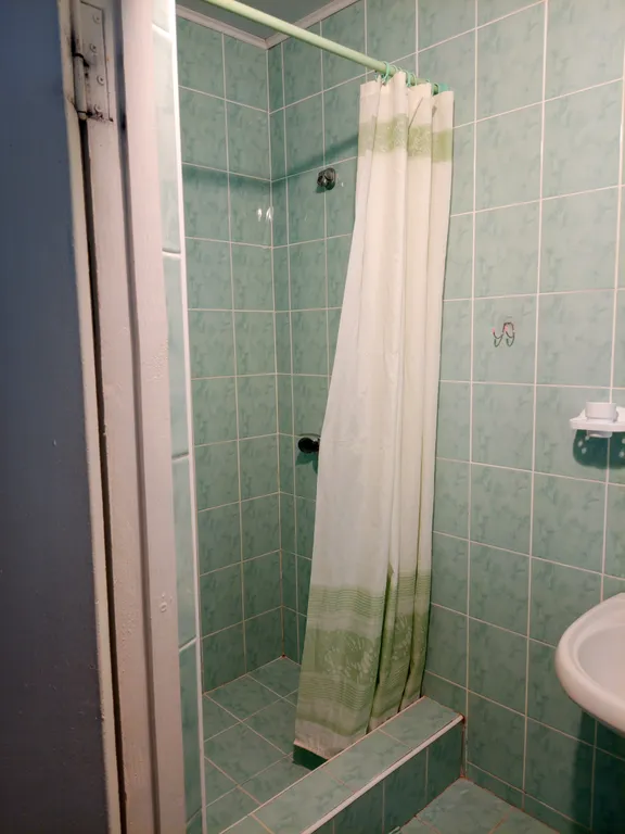 Домик с двориком на земле в шаговой доступности от моря