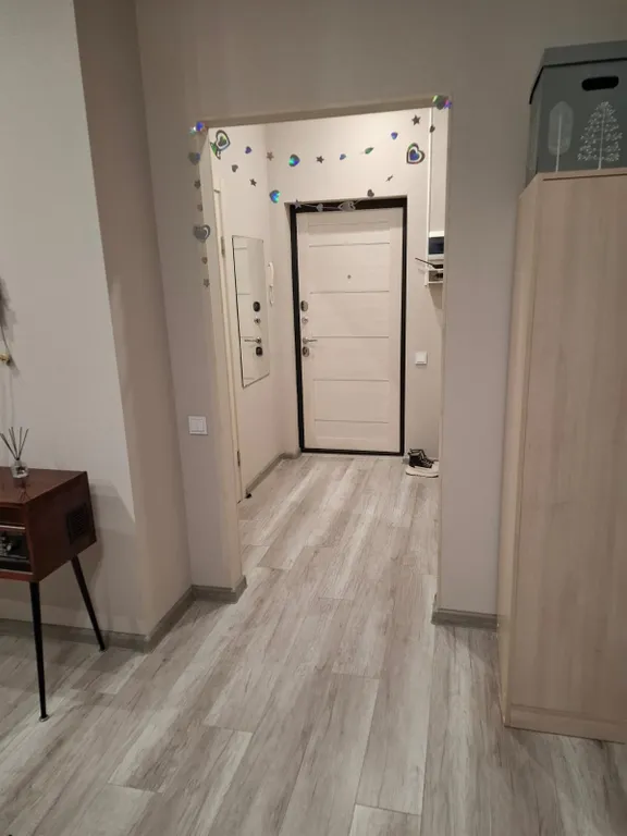 Студия возле аллеи с проигрывателем пластинок