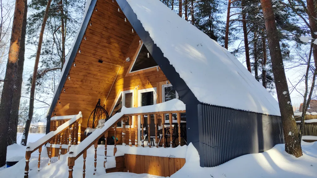 Коттедж Коттедж Амфрейм 6 местный у озера с баней, чаном и детской площадкой с батутом — Ланино