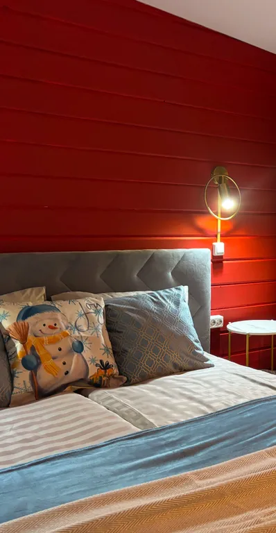 Яркий дом с ванной у панорамного окна