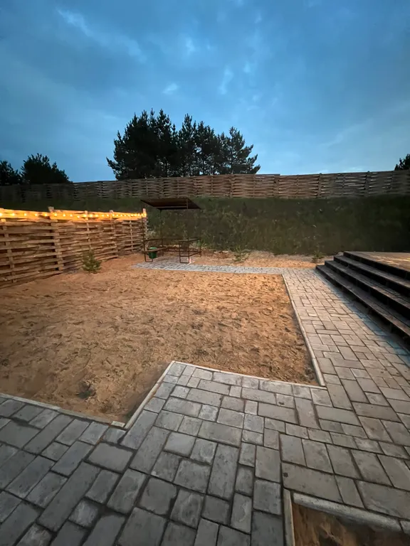 Уютный домик на берегу реки с горячим чаном