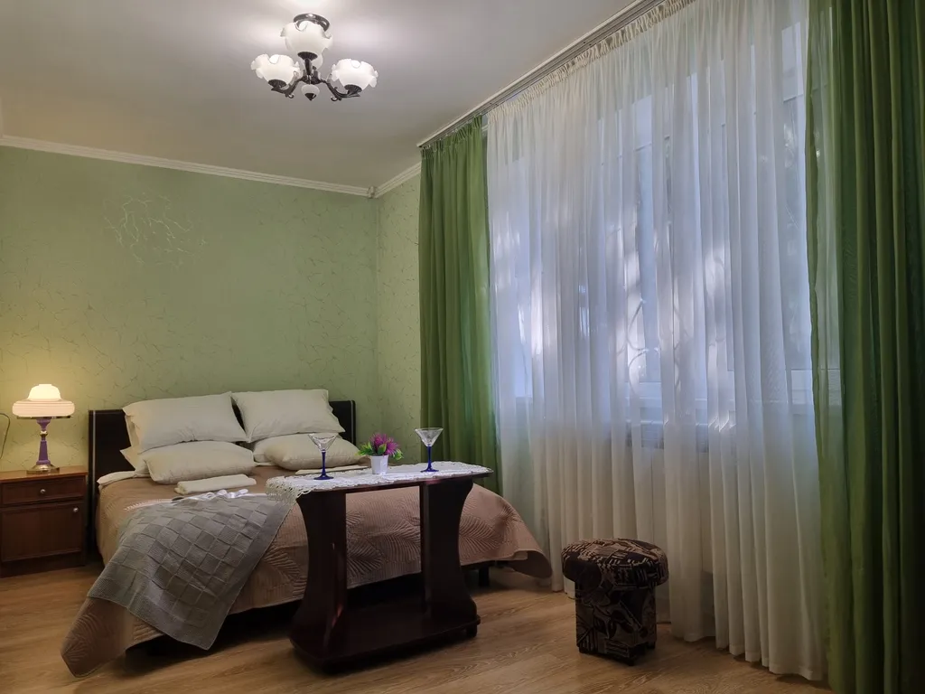 Квартира Пpocтоpнaя и уютная квартиpа в центре города — аренда посуточно в Алушта