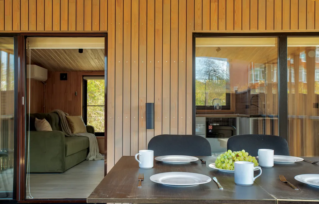 Уютный деревянный дом возле моря