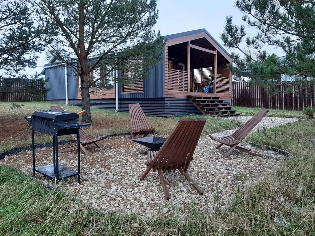 Дом в  соснах.