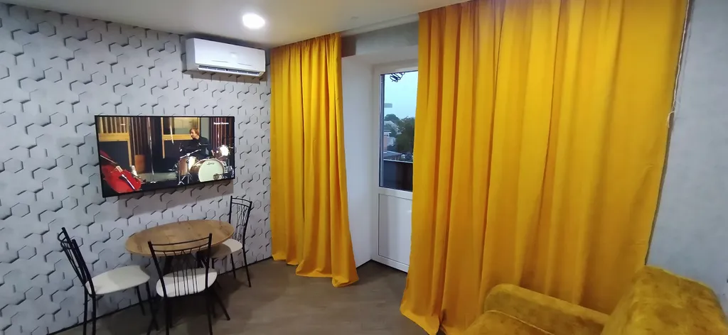 Уютная студия с видом на городской стадион Авангард