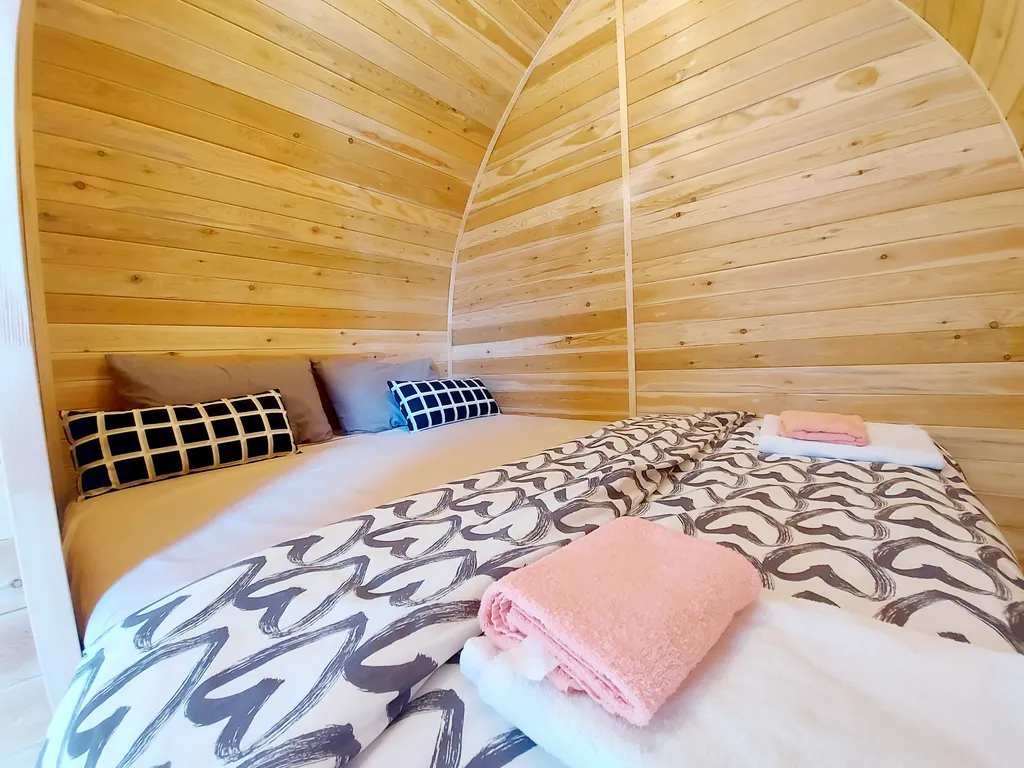 Уютный кемпинг среди леса с видом на горы