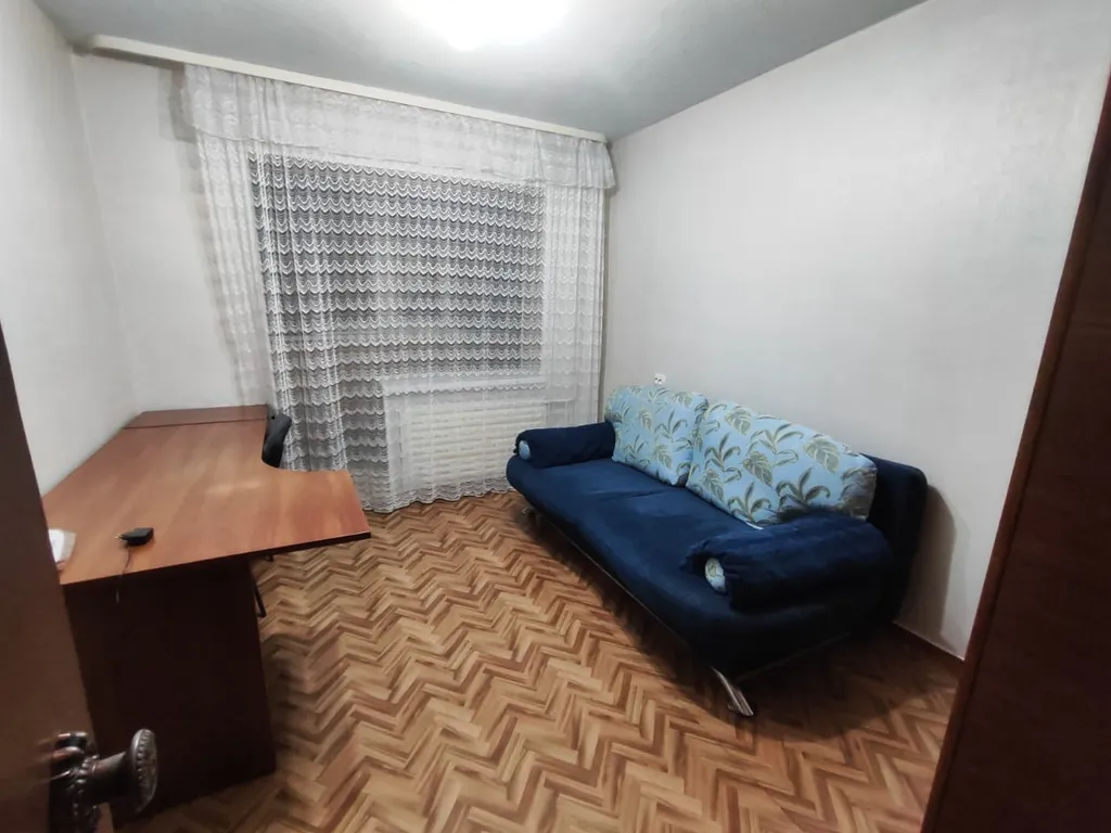 Чистая, скромная трёшка. С винтажной мебелью