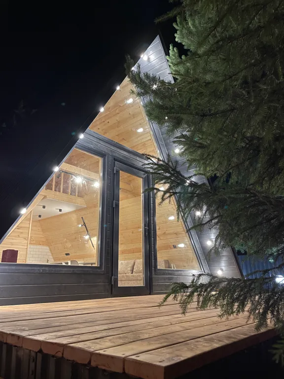 Глэмпинг в сосновом лесу