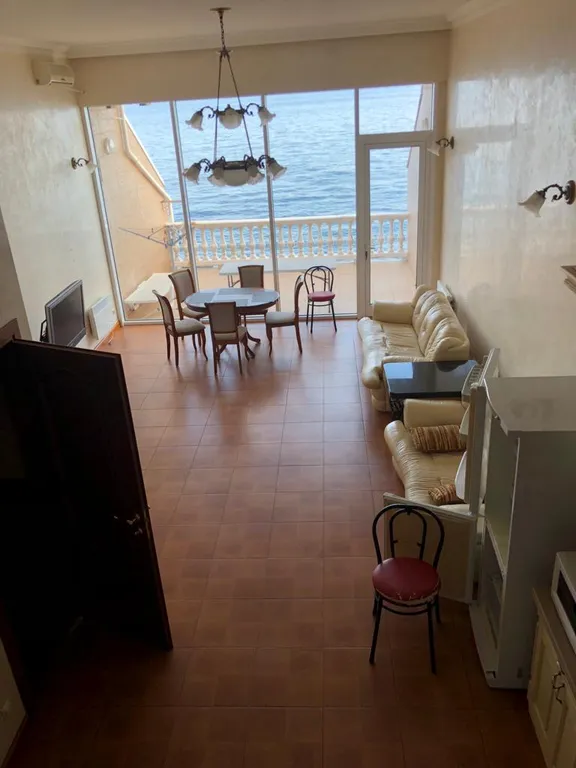 Двухуровневая квартира на самом берегу моря — аренда посуточно в Алупка