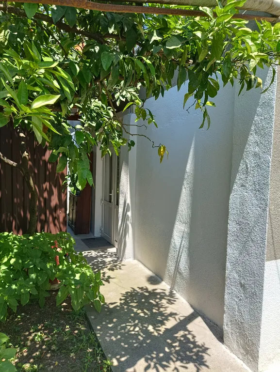 Первый этаж с отдельным входом в районе центрального рынка