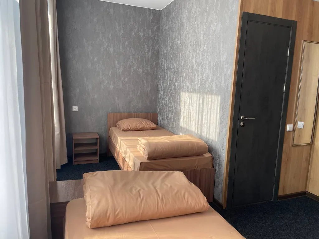 Новый уютный номер с двумя раздельными односпальными кроватями