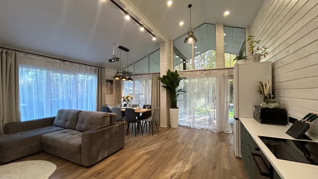 Загородный дом с большой террасой, кострищем и лесом