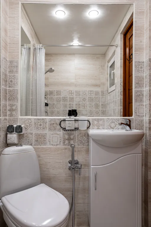 Романтическая студия с камином и балконом в старинном особняке