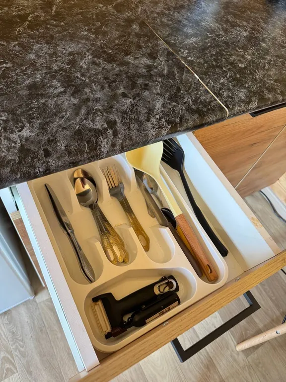 Домик в живописном месте на берегу