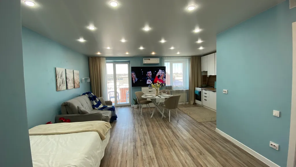 Ваш оазис спокойствия с видом на реку и горы в центре городской жизни