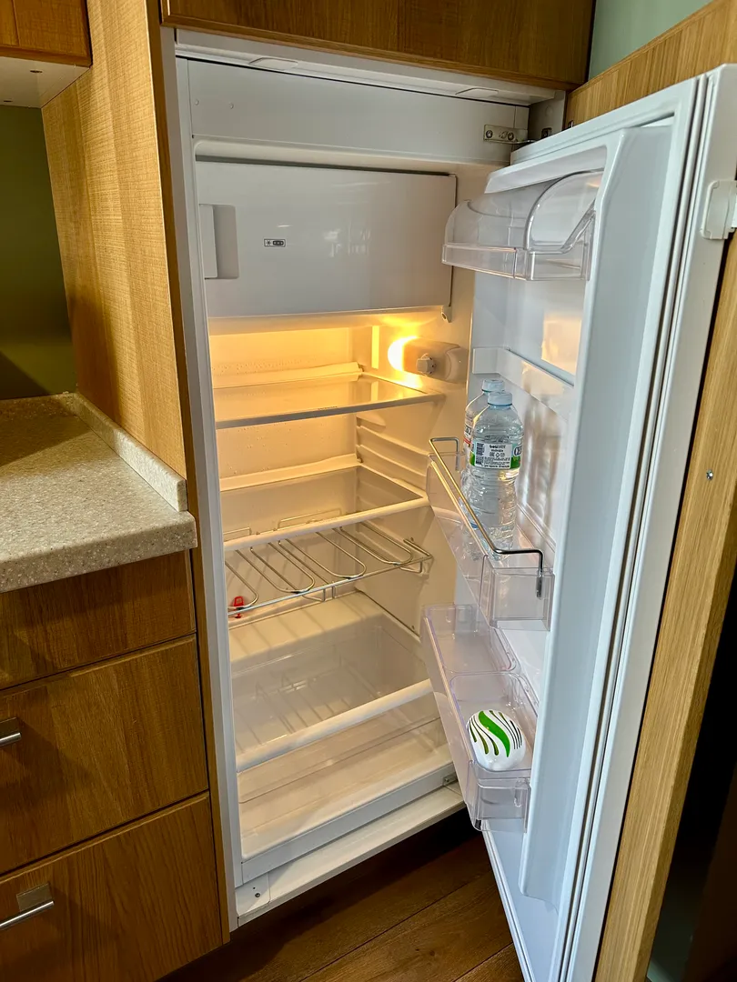 Встроенный холодильник с морозильной камерой на кухне 