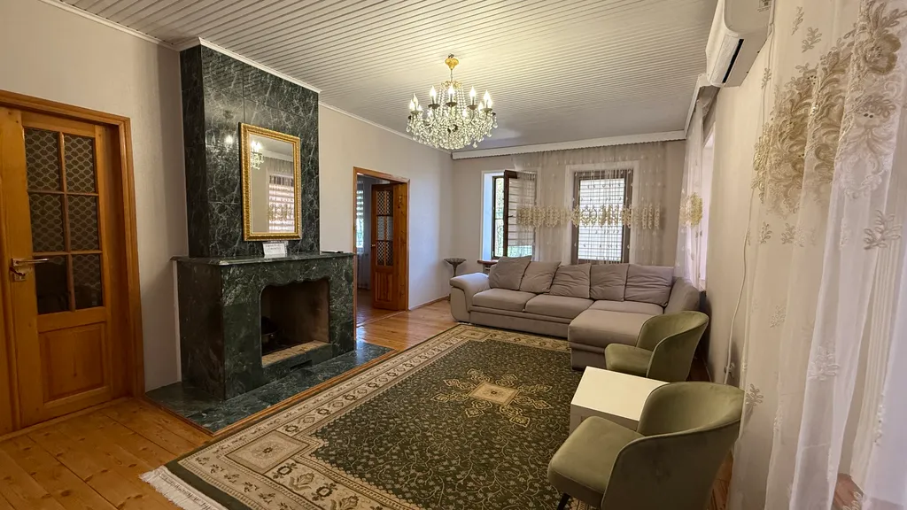 Деревянный дом с красивым видом на море