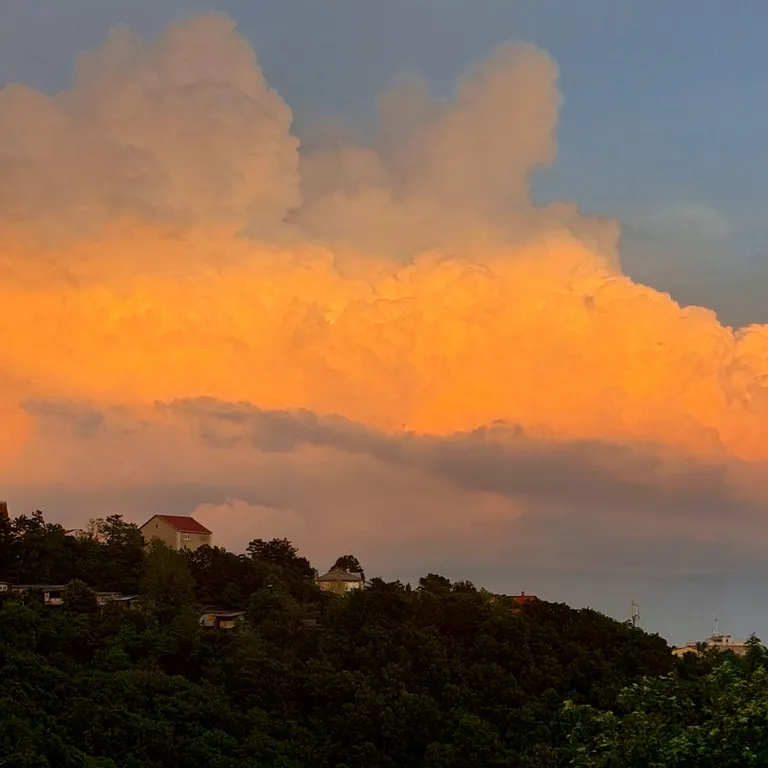 Студия с окном на море