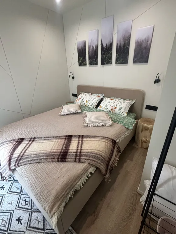 Загородный домик с камином и потрясающим видом на лес