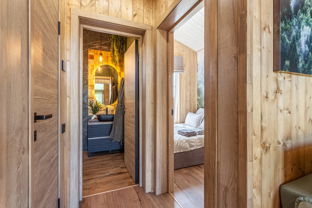 Домик для пар, чаном на дровах и видом на березовый лес в МО.