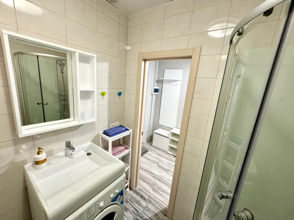 Уютная квартира-студия с большой кроватью и диваном